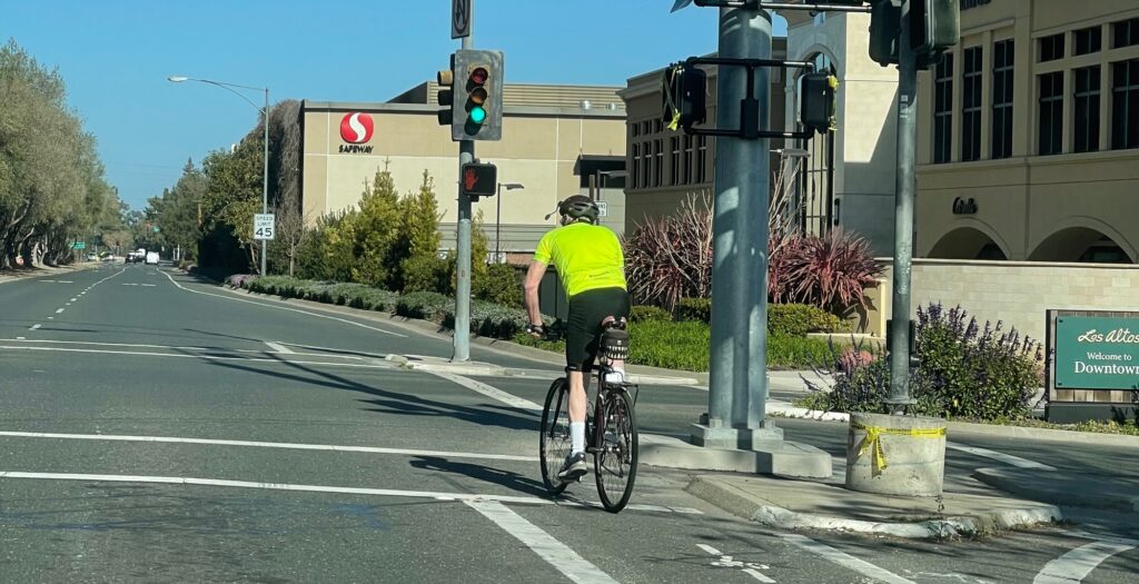 Foto de persona andando en bicicleta en Foothill Expressway