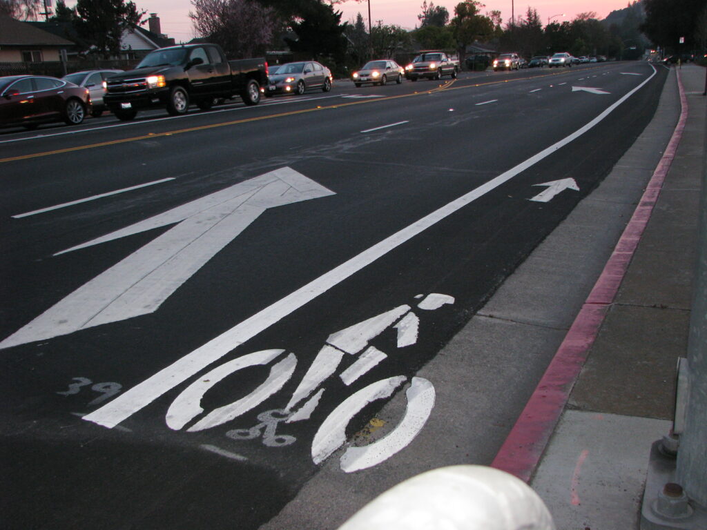 Foto de carril para bicicletas en el condado de Santa Clara